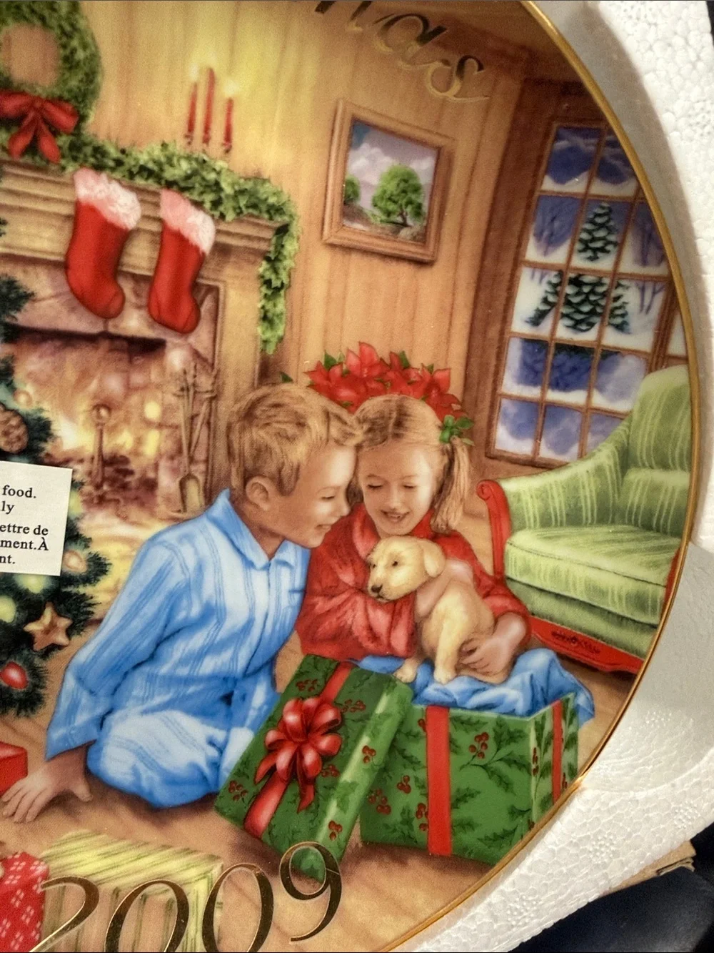 Avon 2009 Holiday Decorative Collector Plate - 22k Hold rim.